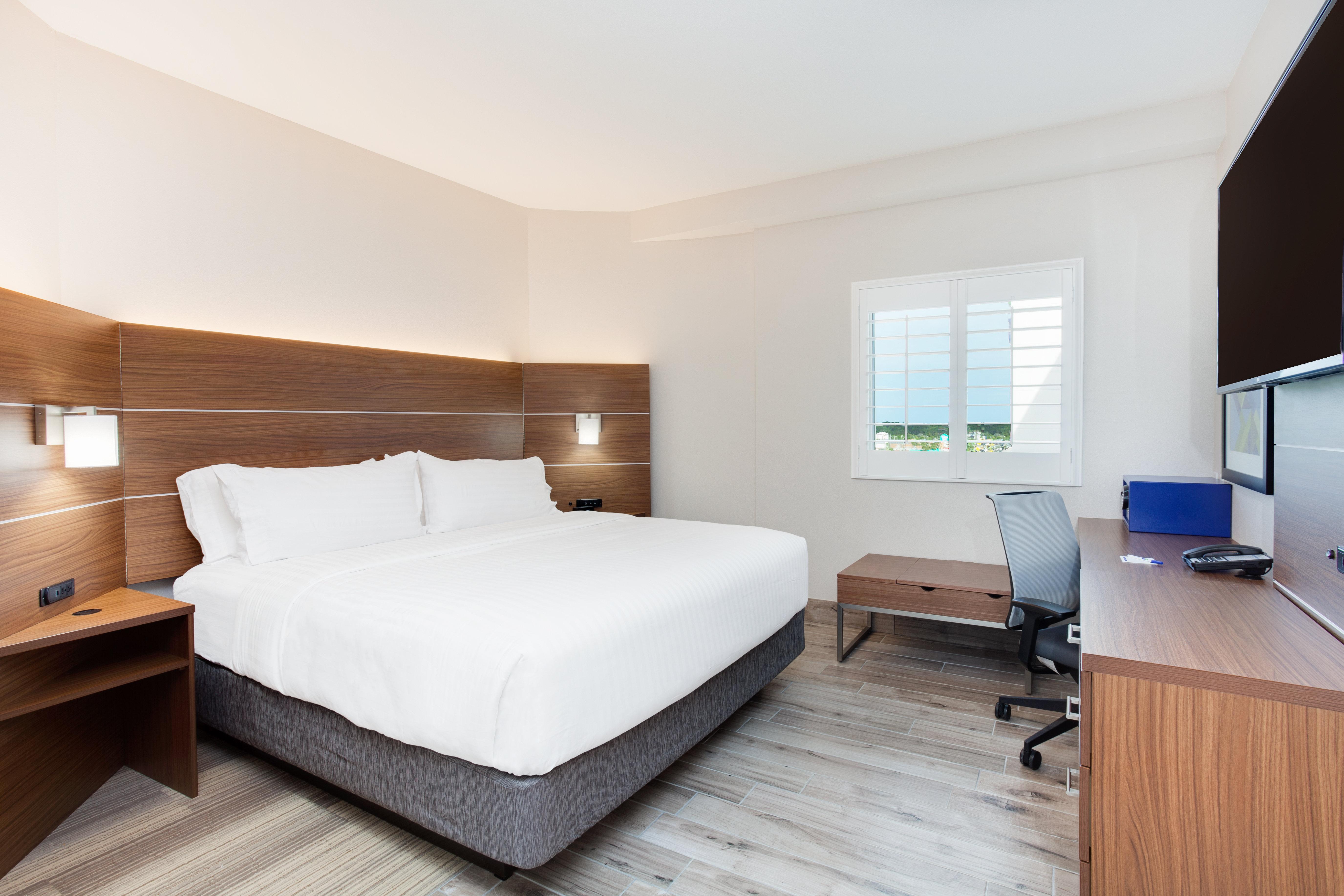 Holiday Inn Express & Suites Panama City Beach Beachfront By Ihg Exterior photo