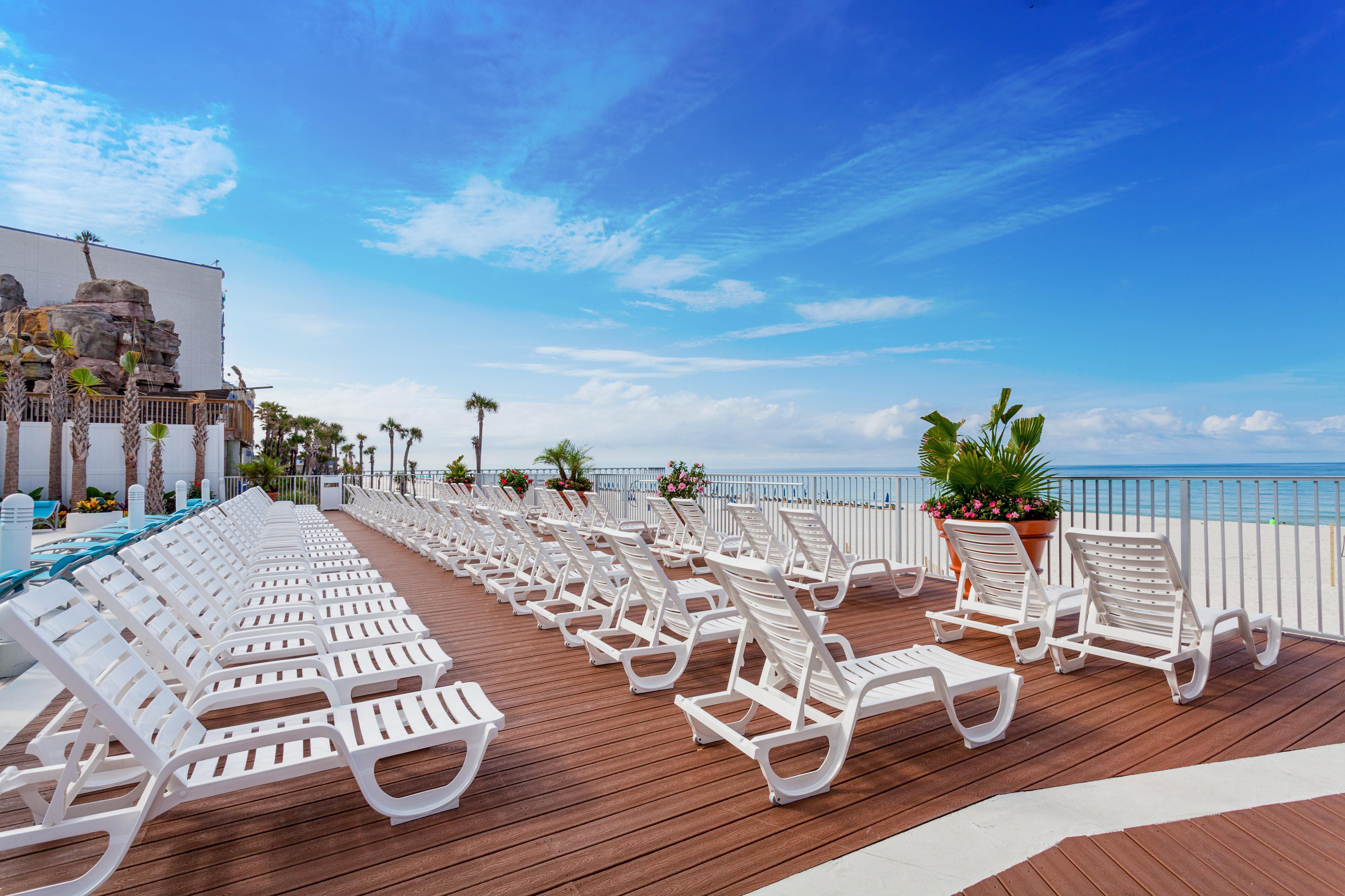 Holiday Inn Express & Suites Panama City Beach Beachfront By Ihg Exterior photo