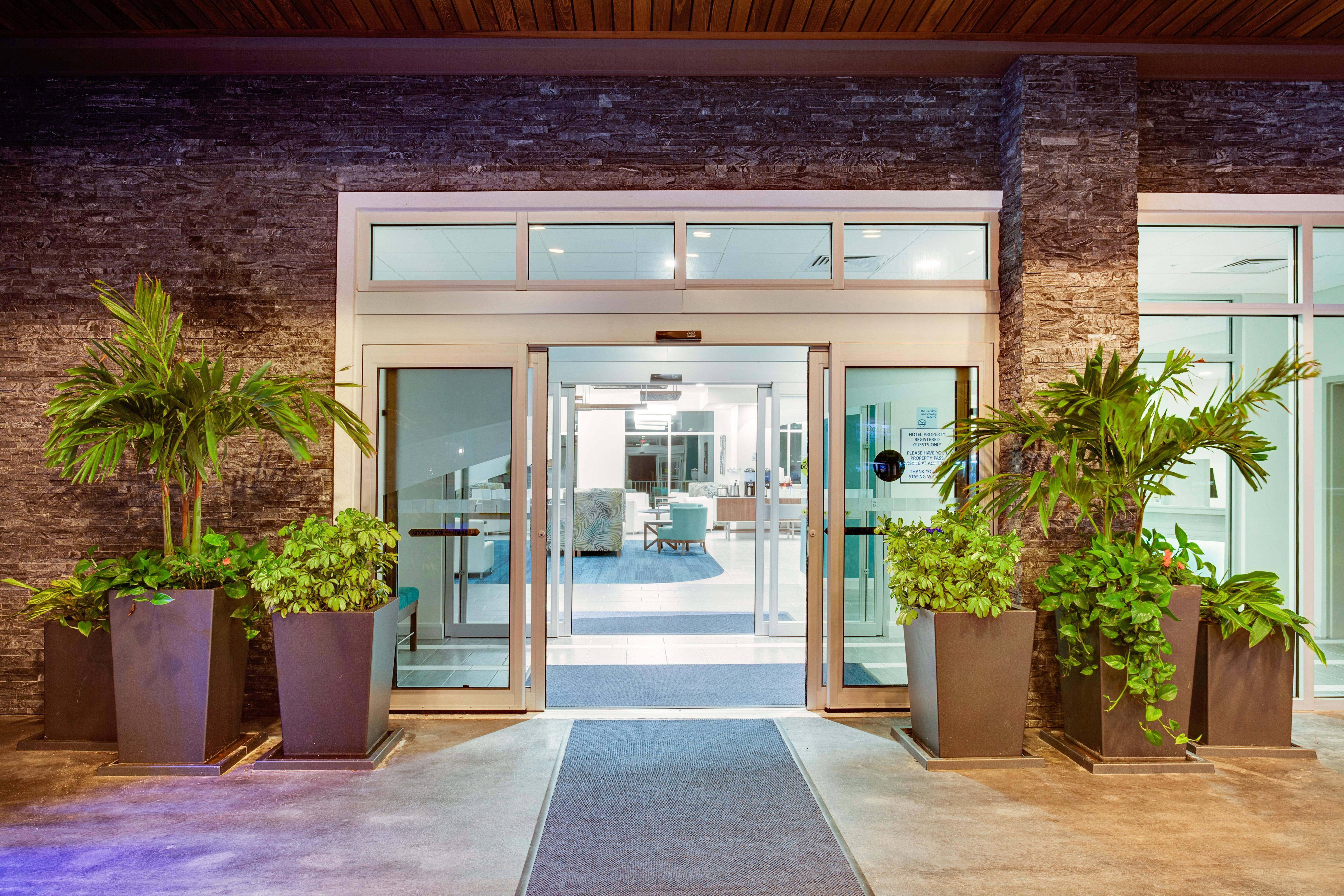 Holiday Inn Express & Suites Panama City Beach Beachfront By Ihg Exterior photo